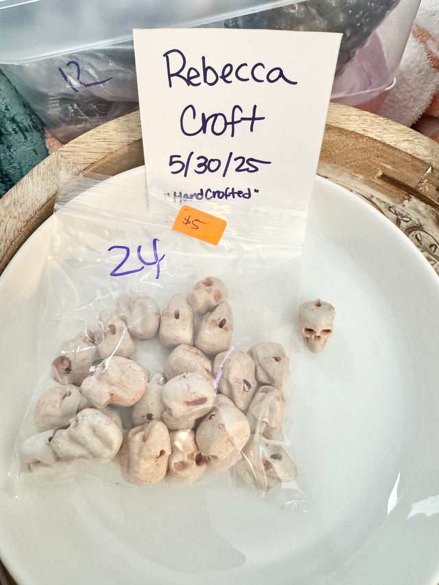 pack of 24 acrylic skull beads